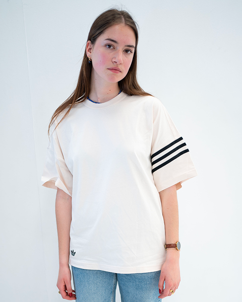 Mannequin femme portant un T-shirt Beige Exclusif EARVIN x Adidas - Classic Stripes