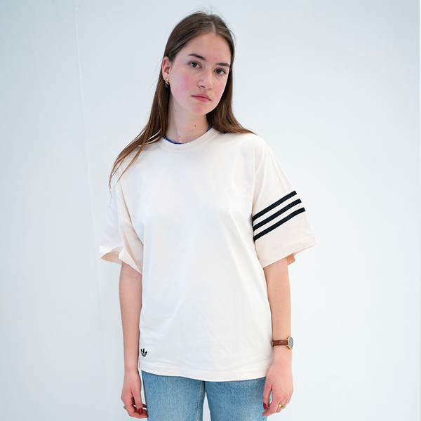 Mannequin femme portant un T-shirt Beige Exclusif EARVIN x Adidas - Classic Stripes