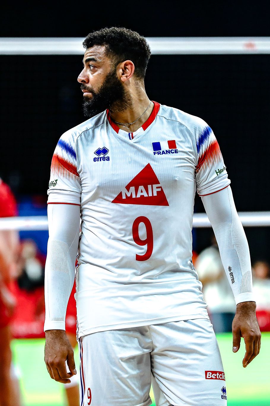 Earvin Ngapeth Joueur sportif en plein match regardant vers sa droite 