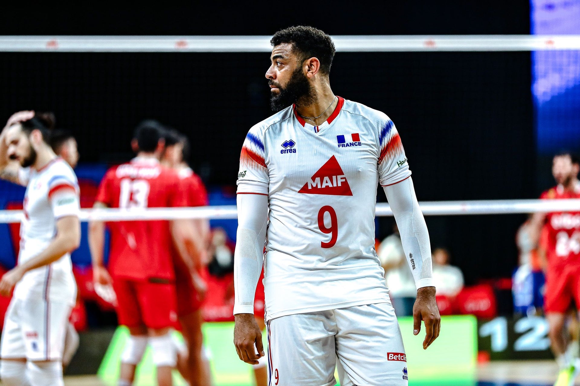 Earvin Ngapeth Joueur sportif en plein match regardant vers sa droite