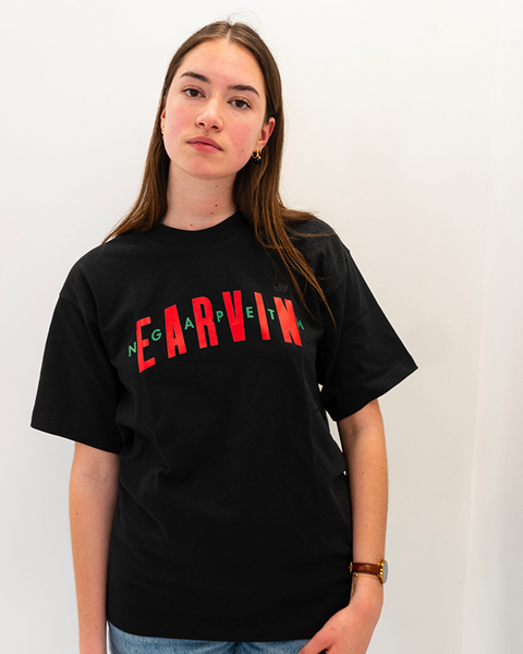 femme mannequin portant un T-shirt Noir Exclusif EARVIN x Adidas - Urban Heat