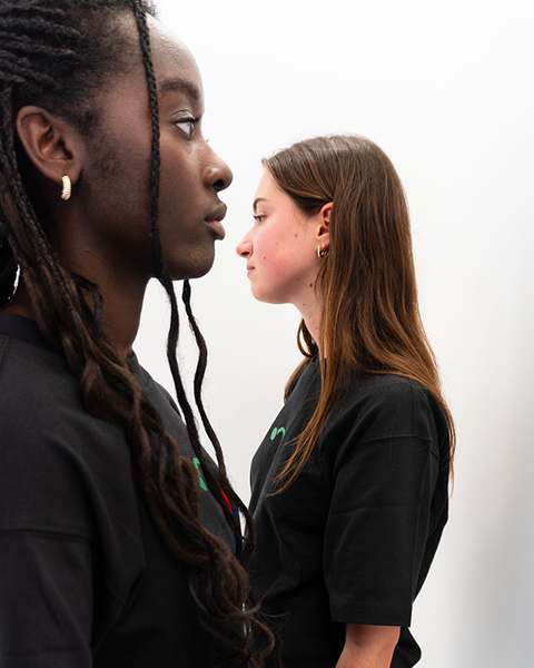 Hfemmes mannequins portant un T-shirt Noir Exclusif EARVIN x ADIDAS - Signature Style