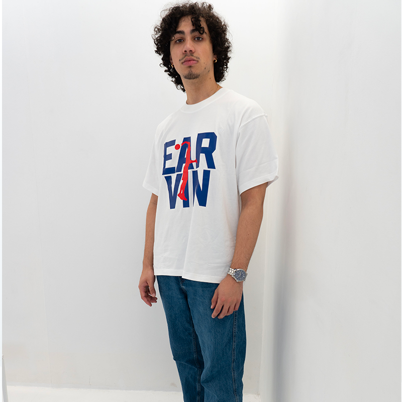 Homme mannequin portant un T-shirt Blanc Exclusif EARVIN x ADIDAS - Bold Fusion